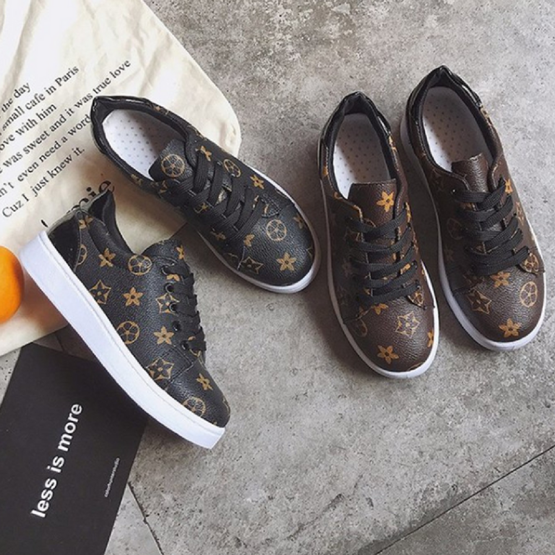 buty sportowe z symbolami